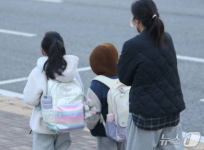 경기도 일부 지역 아침 최저기온이 올가을 들어 처음으로 영하권으로 떨어지며 초겨울 수준의 날씨를 보인 22일 오전 경기 화성시의 한 초등학교 앞에서 학생들이 두터운 외투를 입고 등교를 하고 있다. 2026.10.22 ⓒ 뉴스1 김영운 기자
