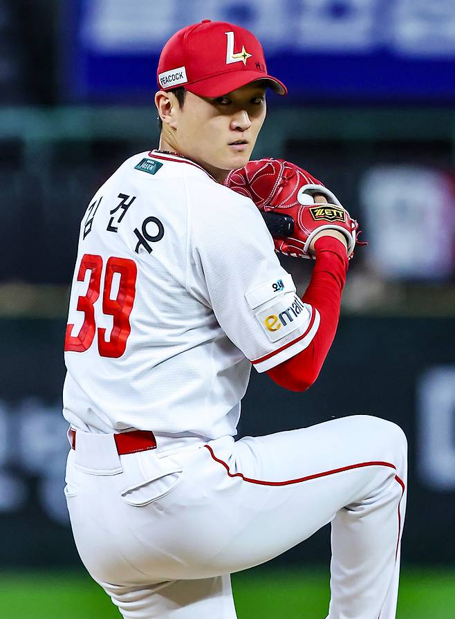 SSG 김건우가 30일 인천SSG랜더스필드에서 열린 2026 KBO리그 LG전에 선발 등판해 역투하고 있다. 사진 | SSG 랜더스