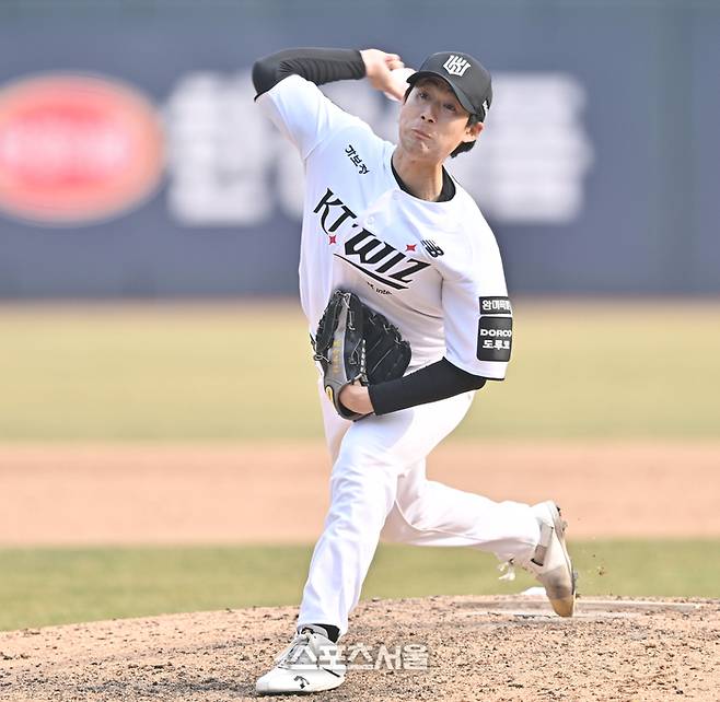 KT 투수 스기모토가 16일 수원케이티위즈파크에서 열린 2026 KBO리그 LG와 시범경기 9회 역투하고 있다. 수원 | 최승섭기자 thunder@sportsseoul.com