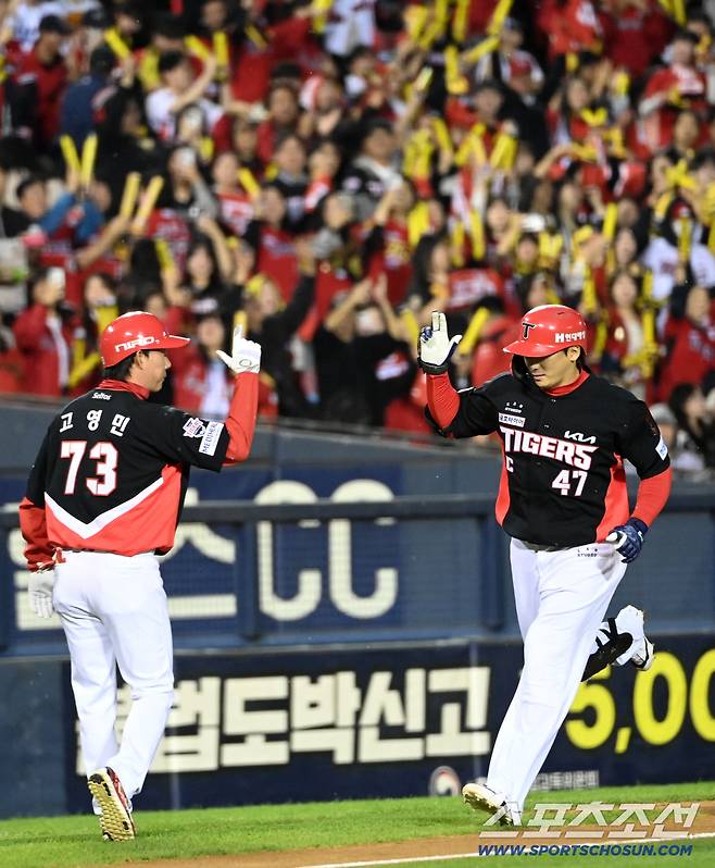 20일 잠실야구장에서 열린 KIA와 LG의 준플레이오프 3차전. 6회초 나성범이 솔로홈런을 치고 고영민 3루 코치와 기쁨을 나누고 있다. 잠실=허상욱 기자wook@sportschosun.com/2026.10.20/