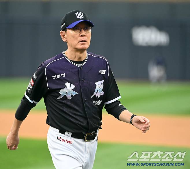 12일 수원 KT위즈파크에서 열린 KIA와 KT의 경기. KT 선발투수 대니엘이 1회초 실점하며 위기를 맞자 이강철 감독이 마운드에 올라와 이야기를 한 뒤 더그아웃으로 향하고 있다. 수원=허상욱 기자wook@sportschosun.com/2026.09.12/