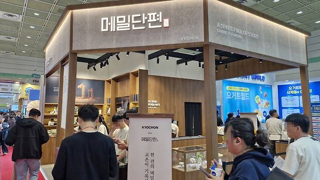 '2026 하반기 제61회 IFS 프랜차이즈 창업·산업 박람회'가 22일 오전 서울 강남구 삼성동 코엑스에서 막을 올렸다. 사진은 박람회장 내부에 마련된 '메밀단편' 부스. ⓒ데일리안 김찬주 기자