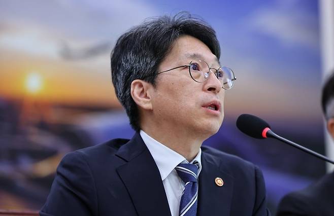 홍지선 국토교통부 장관이 7일 서울 여의도 국회에서 열린 국토교통위원회 국정감사에서 의원 질의에 답하고 있다. /뉴스1