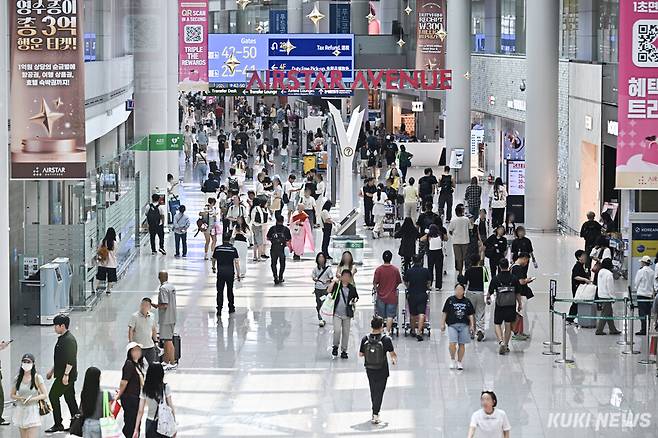 인천국제공항 면세구역에 여행객들이 붐비고 있다.사진은 기사 내용과 무관. 남동균 기자