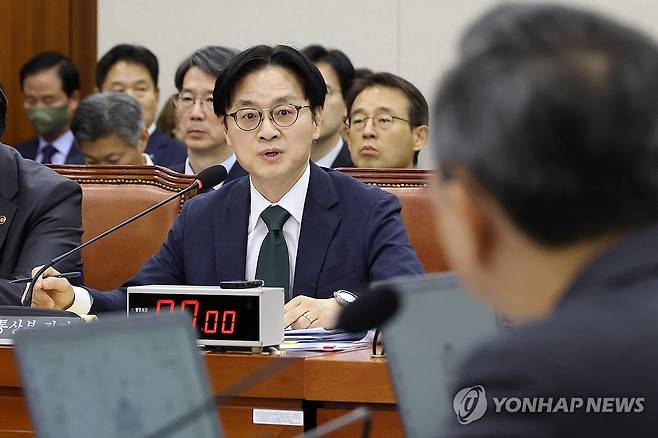 종합 감사에서 답변하는 김정관 산업통상부 장관 (서울=연합뉴스) 이동해 기자 = 김정관 산업통상부 장관이 22일 국회 산업통상자원중소벤처기업위원회에서 열린 2026년도 종합 국정감사에 출석해 질의에 답하고 있다. 2026.10.22 eastsea@yna.co.kr