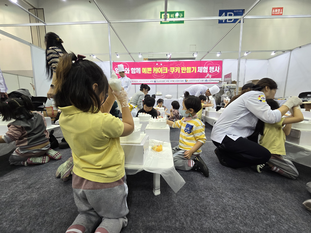 23일 부산 벡스코에서 열린 ‘2026 대한민국 소상공인대회’에서 어린이들이 케이크 만들기 체험을 하는 모습.(장민서 기자)