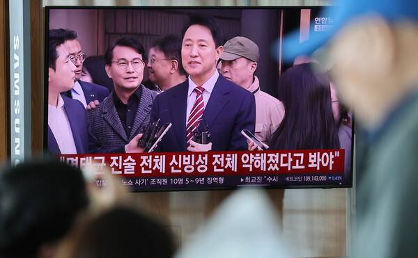 23일 서울역 대합실에 설치된 TV 화면에 오세훈 서울시장의 여론조사비 대납 의혹 사건 항소심 선고 결과를 전하는 뉴스가 나오고 있다. 항소심 재판부는 2021년 4·7 서울시장 보궐선거를 앞두고 명태균씨로부터 총 10차례에 걸쳐 여론조사 결과를 받아보고 오랜 후원자로 알려진 사업가 김한정씨에게 비용 3천300만원을 대신 내게 한 혐의가 충분히 입증되지 않았다고 판단해 오 시장에게 무죄를 선고했다. 2026.10.23. 연합뉴스