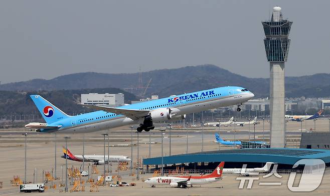 인천국제공항 계류장에서 항공기가 이륙하고 있다. 2026.4.16 ⓒ 뉴스1 이호윤 기자