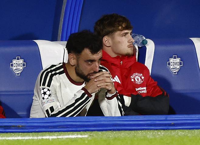 Soccer Football - UEFA Champions League - Como v Manchester United - Stadio Giuseppe Sinigaglia, Como, Italy - October 21, 2026 Manchester United's Bruno Fernandes looks dejected after being substituted REUTERS/Alessandro Garofalo
<저작권자(c) 연합뉴스, 무단 전재-재배포, AI 학습 및 활용 금지>