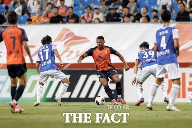윤정환 감독이 이끄는 인천은 24일 인천축구전용경기장에서 코스타 감독의 제주와 파이널A 진출 여부를 가리는 외나무다리 대결을 펼친다./K리그