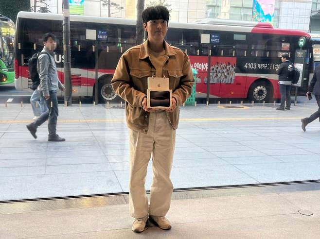 애플스토어 명동의 아이폰 듀오 1호 구매자가 된 박성건씨(33·남)씨가 제품을 들고 기념촬영을 하고 있다. 애플