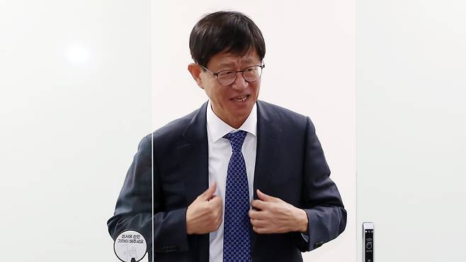 국회 법사위가 최길수 특별감찰관 후보자의 인사청문보고서를 채택한 22일 최길수 후보자가 사무실을 나서고 있다. /뉴시스