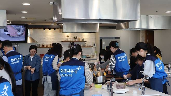 현대차증권 임직원과 굿네이버스 성동좋은이웃지역아동센터 아동들이 함께 베이킹 클래스에 참여하는 모습. 굿네이버스 제공