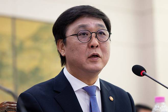 최휘영 문화체육관광부 장관이 23일 국회 문화체육관광위원회 종합 국정감사에서 의원 질의에 답하고 있다. 뉴스1