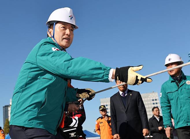 오세훈 서울시장이 22일 서울 양천구 목동종합운동장에서 열린 ‘2026 재난대응 안전한국훈련’에서 현장을 점검하며 구조용 밧줄을 당기고 있다. 뉴스1