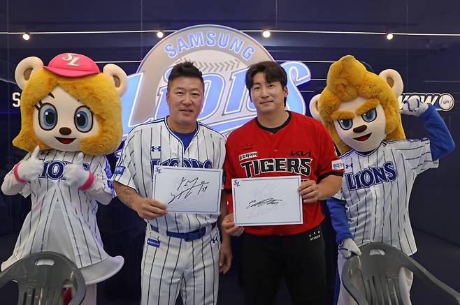 지난 5월 대구삼성라이온즈파크에서 열린 달빛시리즈 합동사인회에서 함께 포즈를 취한 최형우(왼쪽)와 나성범. 사진=KIA 타이거즈