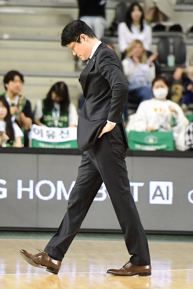 이규섭 감독이 고개를 숙이고 있다./KBL 제공