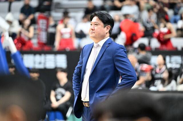 6일 오후 7시 수원KT소닉붐아레나에서 열린 수원 KT와 창원 LG의 경기. 문경은 KT 감독이 작전 지시를 하고 있다./KBL 제공