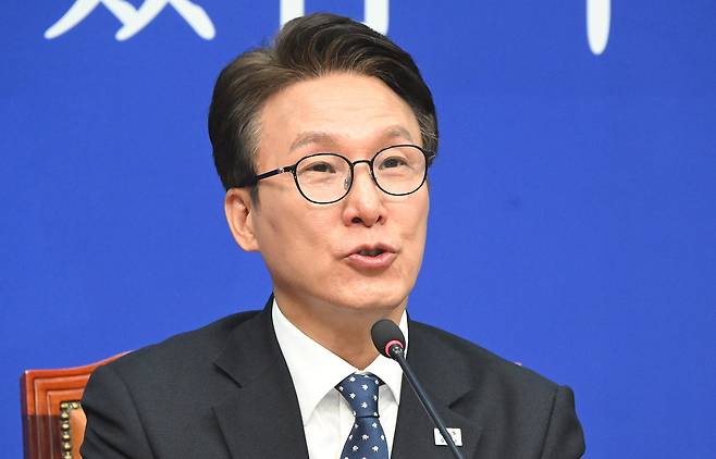 김민석 더불어민주당 대표가 21일 국회에서 열린 최고위원회의에서 현안에 관해 발언하고 있다. 오승현 기자