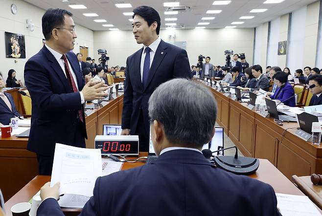 송기헌 국회 과방위원장이 지난 15일 서울 영등포구 국회에서 열린 과학기술정보방송통신위원회의 정보통신산업진흥원 등에 대한 국정감사에서 더불어민주당 간사인 한준호 의원, 국민의힘 간사인 최형두 의원과 대화하고 있다. / 사진 = 연합뉴스