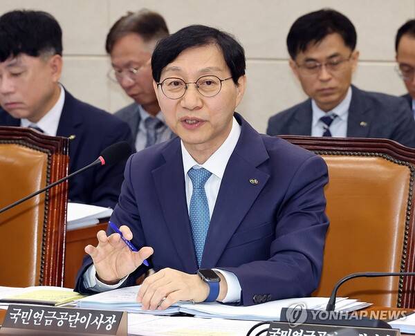 김성주 국민연금공단 이사장이 14일 국회에서 열린 보건복지위원회 국정감사에서 위원 질문에 답하고 있다./사진=연합뉴스
