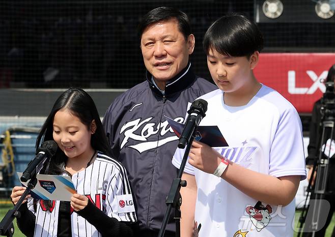 허구연 KBO 총재(가운데). 2026.3.28 ⓒ 뉴스1 김진환 기자