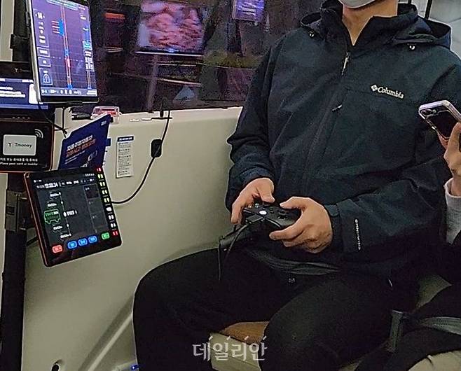 지난 22일 저녁 서울 '청계A01' 자율주행버스를 운행하는 기사가 조이스틱을 이용해 수동운전을 하고 있는 모습. ⓒ데일리안 진현우 기자