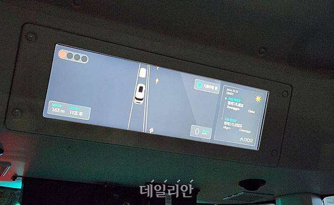 지난 22일 저녁 서울 '청계A01' 자율주행버스 상단에 현재 버스 위치 및 속도 등이 계기판을 통해 표출되고 있는 모습. ⓒ데일리안 진현우 기자