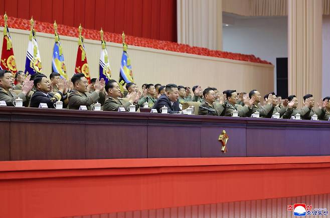 김정은 북한 국무위원장이 10월 22일과 23일 평양에서 조선인민군 제3차 중대장 대회를 주재하고 '새 시대 강군건설과 중대장들의 임무'에 대해서 연설했다고 조선중앙통신이 24일 보도했다. ⓒ연합뉴스