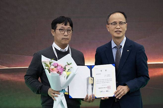 웨이스는 FIX 2026 이노베이션 어워즈 AI 및 ICT 부문 최고혁신상을 수상했다 / 출처=IT동아