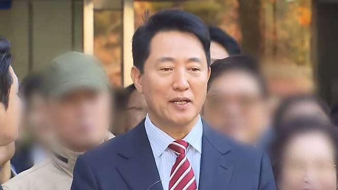 지난 23일 서울고법에서 열린 정치자금법 위반 혐의 항소심에서 무죄를 선고받은 뒤 오세훈 서울시장이 취재진에게 입장을 밝히는 모습. (SBS 캡처)