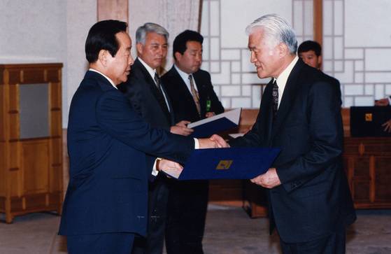 1995년 2월 13일 당시 김영삼 대통령이 청와대에서 최형우 당무위원에게 임명장을 수여하고 있다. 중앙포토