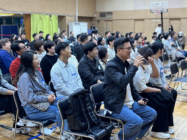 2026 3040 수련회 참석자들이 24일 경기도 안산제일교회에서 강의를 듣고 있다.