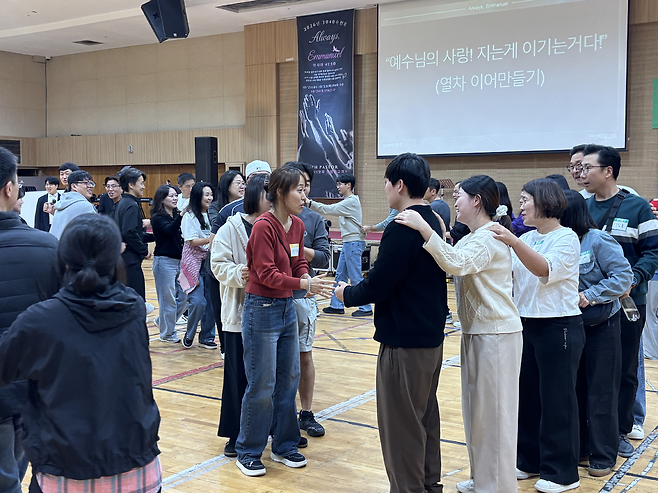 3040 수련회 참석자들이 단체 게임을 진행하고 있는 모습.