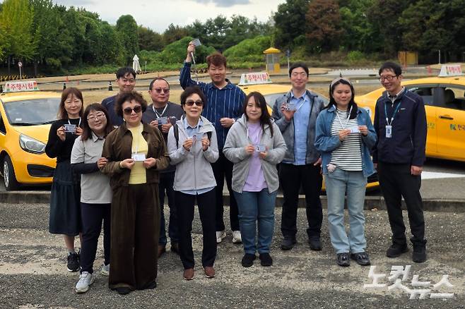 운전체험 참가자들이 명예운전면허증을 들고 환하게 웃고 있다. 실로암시각장애인복지관은 "참가자들이 새로운 경험을 통해 성취감과 또 다른 도전에 자신감을 가질 수 있길 바란다"고 전했다. 오요셉 기자