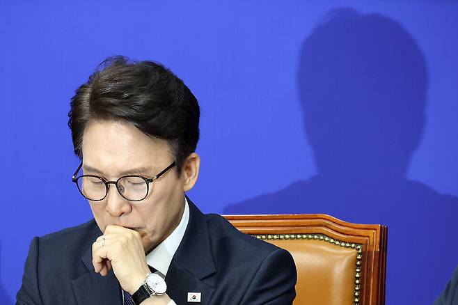 김민석 더불어민주당 대표가 지난 19일 국회에서 열린 최고위원회의에서 한병도 원내대표의 발언을 들으며 생각에 잠겨 있다. ⓒ연합뉴스