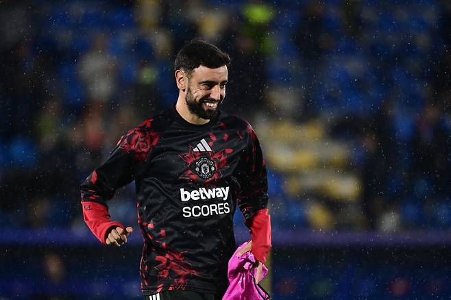 Manchester United's Portuguese midfielder #08 Bruno Fernandes runs during a warm up prior to the UEFA Champions League, league phase matchday 3, football match between Como 1907 and Manchester United at the Stadio Giuseppe Sinigaglia in Como, northen Italy on October 21, 2026. (Photo by PIERO CRUCIATTI / AFP)
<저작권자(c) 연합뉴스, 무단 전재-재배포, AI 학습 및 활용 금지>