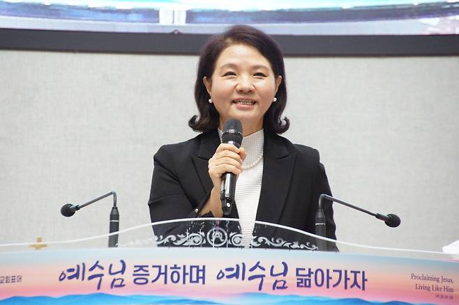 최복이 본월드미션 이사장이 실패와 경제적 파산, 정신적 고통 속에서 하나님을 인격적으로 만난 지난날을 증언하고 있다. 최 이사장은 “하나님께서는 절망 속에서도 부르짖는 자에게 칠전팔기의 은혜를 베풀어 주셨다”고 말했다.