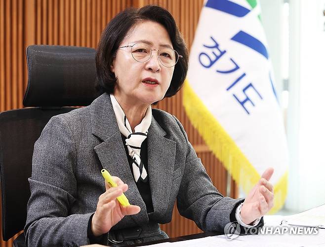 인터뷰하는 추미애 경기도지사 (수원=연합뉴스) 홍기원 기자 = 추미애 경기도지사가 지난 23일 경기도 수원시 경기도청 집무실에서 연합뉴스와 인터뷰하고 있다. 2026.10.25 xanadu@yna.co.kr