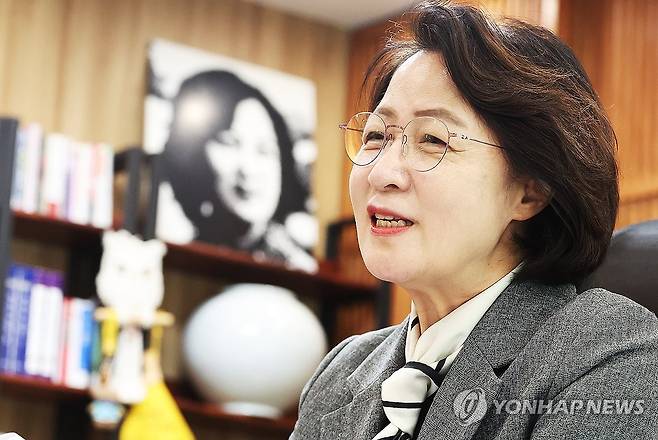 추미애 경기도지사 인터뷰 (수원=연합뉴스) 홍기원 기자 = 추미애 경기도지사가 지난 23일 경기도 수원시 경기도청 집무실에서 연합뉴스와 인터뷰하고 있다. 2026.10.25 xanadu@yna.co.kr