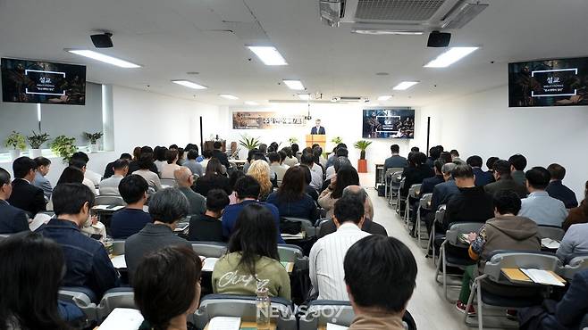 건강한작은교회연합과 교회개혁실천연대는 10월 25일 부천 상동 예인교회에서 종교개혁주일 연합 예배를 드렸다. 뉴스앤조이 나수진
