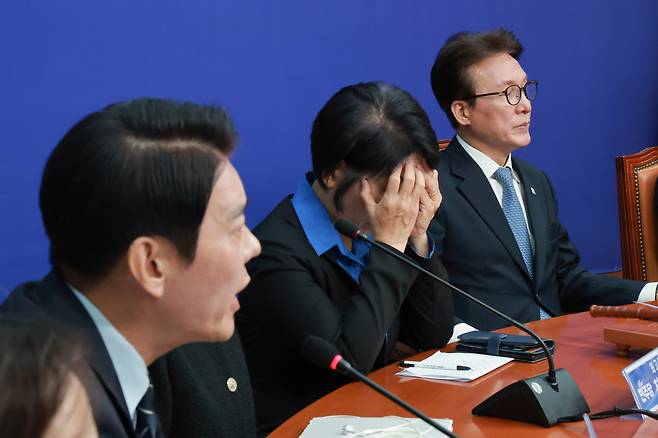 쏘아대고, 얼굴 감싸고, 눈 감고 한민수 더불어민주당 최고위원(왼쪽)이 26일 최고위원회의에서 지난 전당대회 과정에서 제기된 신천지 선거 개입 의혹의 근거를 대라고 김민석 대표(오른쪽)를 압박하고 있다. 연합뉴스