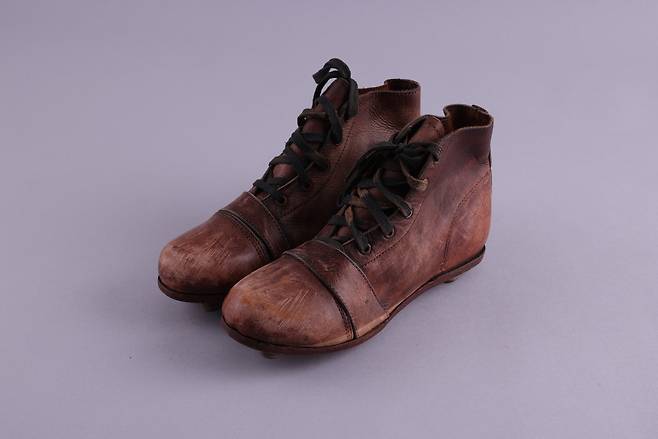 Handmade football boots worn by Kim Yong-sik, a forward who played during Japan’s 1910-45 colonial rule of Korea and in the early years after liberation, are on display at the National Sports Museum of Korea. NATIONAL SPORTS MUSEUM OF KOREA