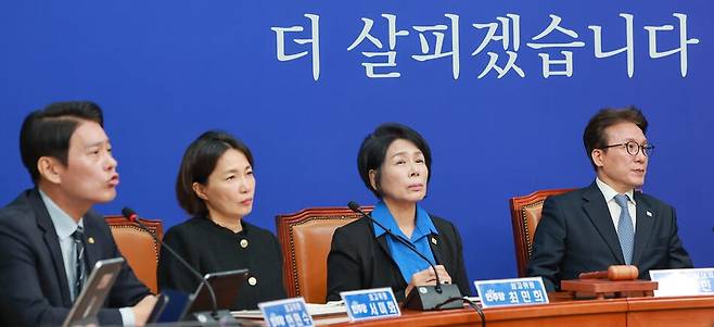 26일 국회에서 열린 더불어민주당 최고위원회의에 지도부가 참석했다. (왼쪽부터) 한민수·서미화·최민희 최고위원, 김민석 당대표. 연합뉴스
