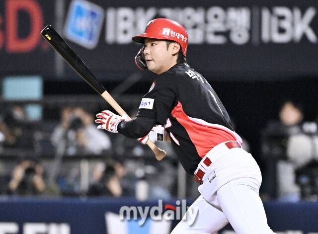 20일 오후 서울 잠실야구장에서 진행된 '2026 프로야구 KBO리그 포스트시즌' 준플레이오프 3차전 LG트윈스와 KIA타이거즈의 경기. 기아 박정우가 2회초 1사 만루서 1타점 적시타를 터뜨리고 있다./마이데일리