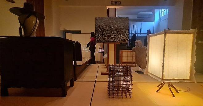 아트바젤 위크 기간 중에 파리에서 열린 한지 전시 ‘코리언 포제션(Korean Possessions)’전시 전경. 사진=이규현 *재판매 및 DB 금지