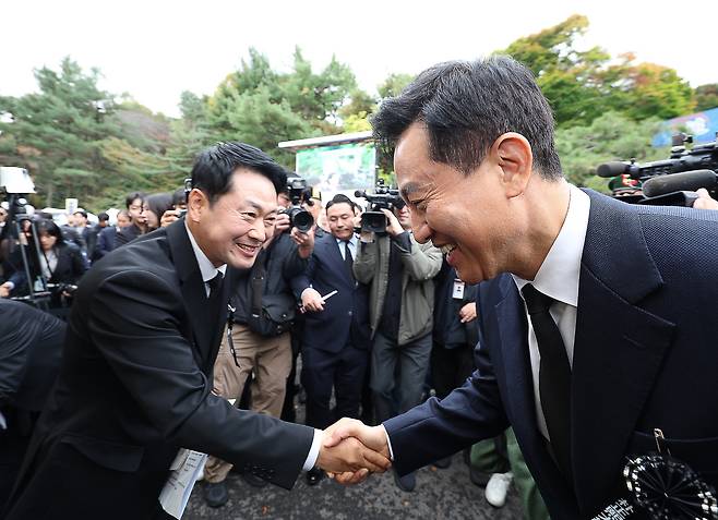 맞잡은 손… 비껴간 시선 국민의힘 장동혁 대표(왼쪽)와 오세훈 서울시장이 26일 서울 동작구 국립서울현충원 박정희 전 대통령 묘소에서 열린 박 전 대통령 서거 제47주기 추모식에서 악수하며 인사하고 있다. 허정호 선임기자