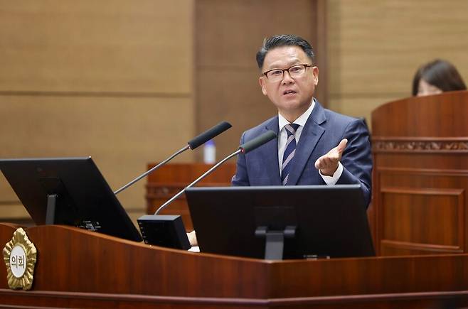 천안시의회 권오중 의원(국민의힘)이 지난 23일 열린 제293회 제1차 정례회 제4차 본회의 시정질문을 하고 있다. ⓒ천안시의회 제공