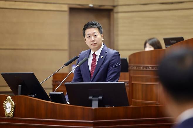 천안시의회 조성준 의원(국민의힘)이 지난 23일 열린 제293회 제1차 정례회 제4차 본회의 시정질문을 하고 있다. ⓒ천안시의회 제공