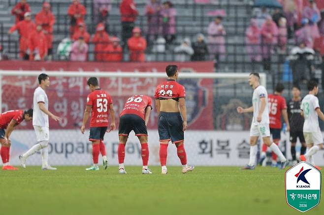 지난 24일 대전하나시티즌전에서 패한 뒤 아쉬워하는 김천 상무 선수들. 프로축구연맹 제공